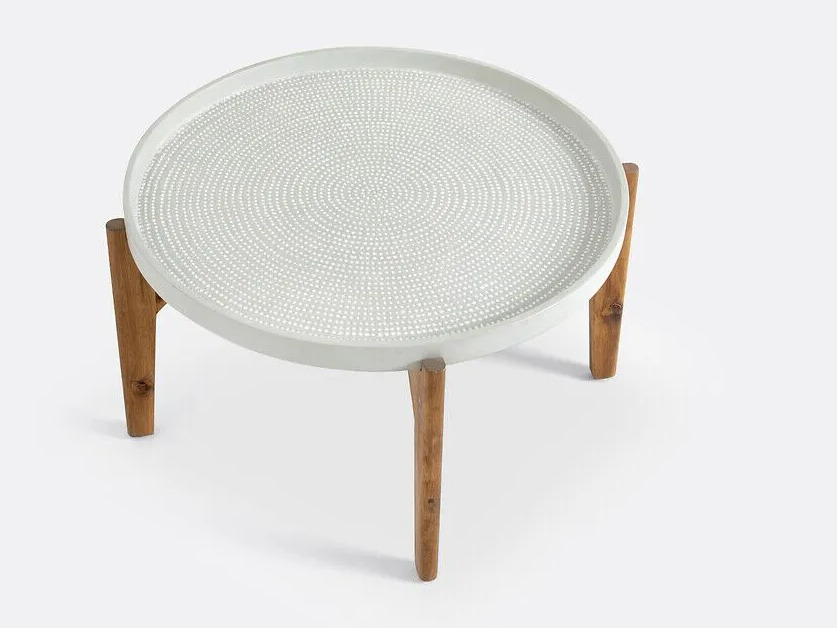MEDAN — Low coffee table