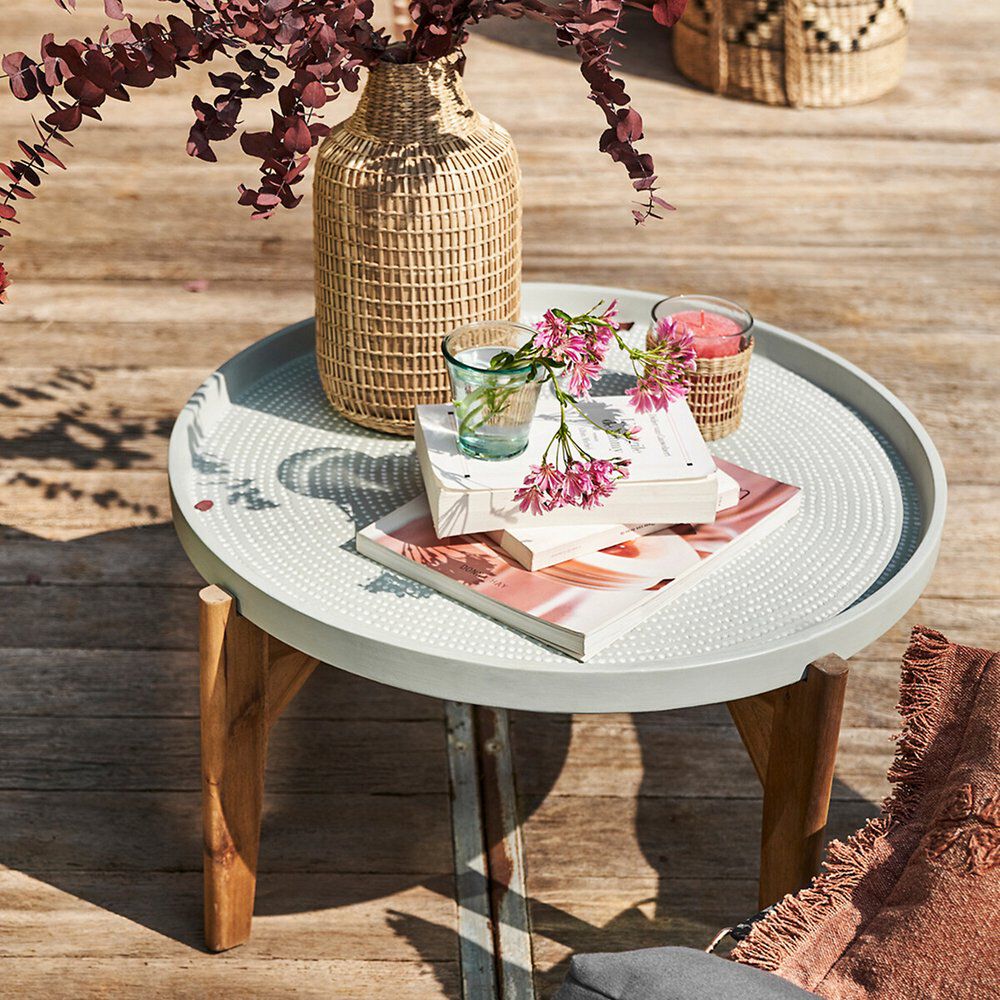 MEDAN — Low coffee table