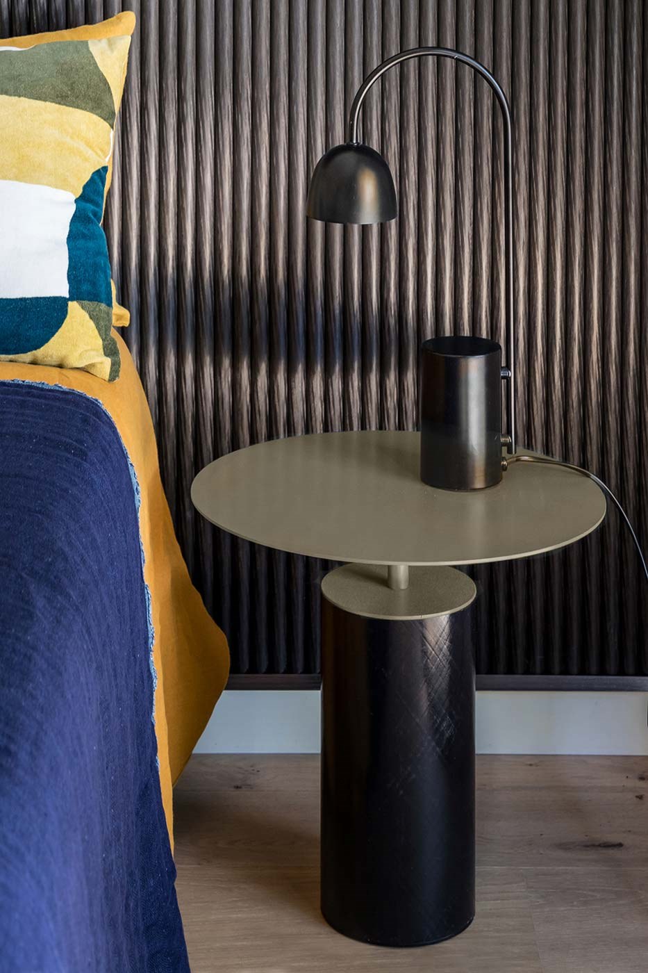 QUARTZ — Round coffee table with carbon fiber base and metal top