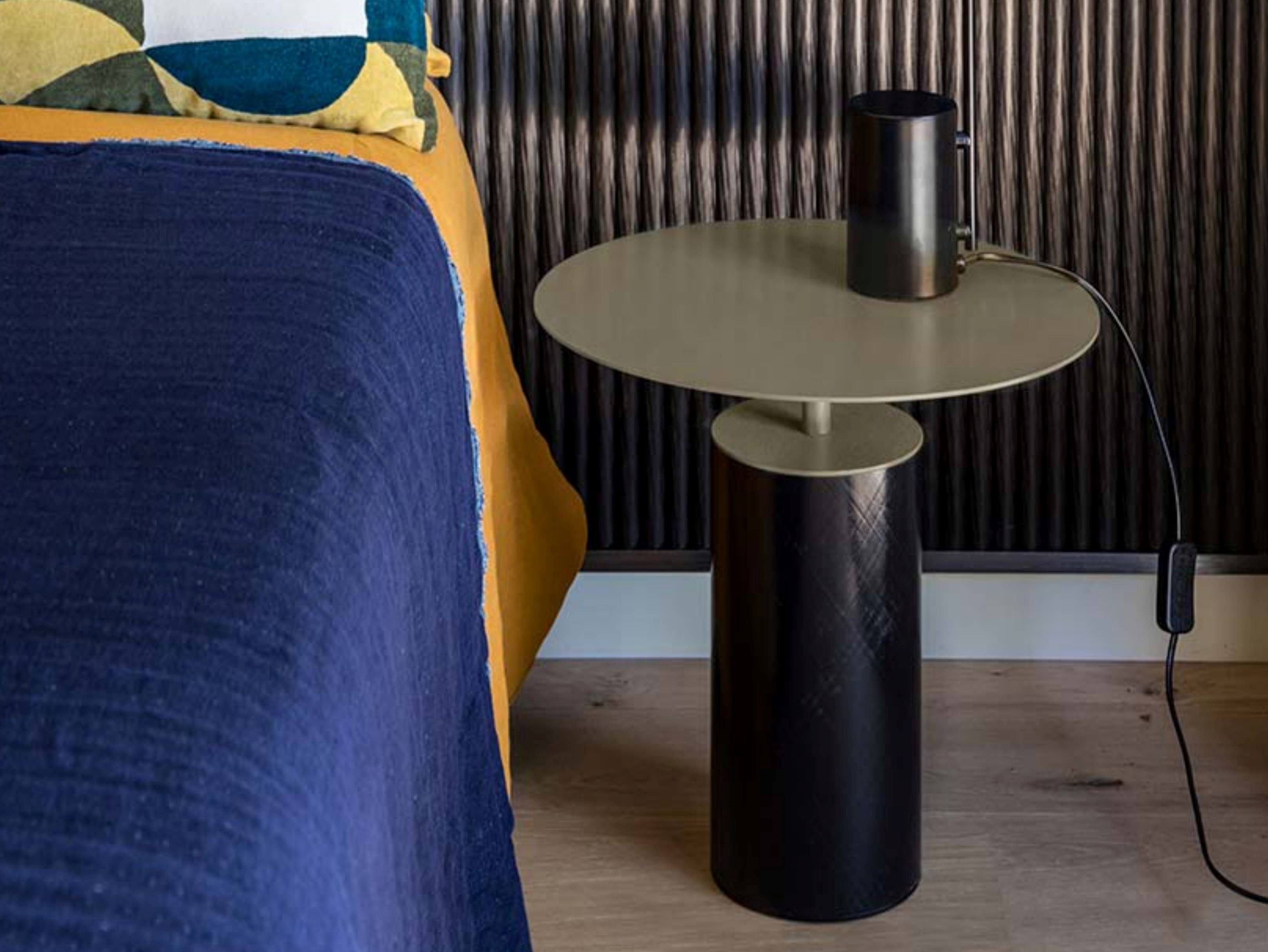 QUARTZ — Round coffee table with carbon fiber base and metal top