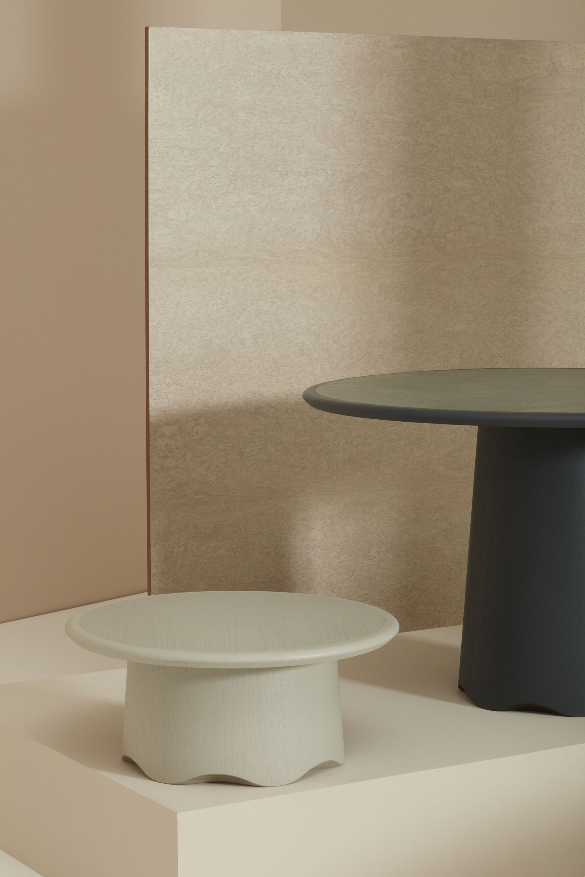 COROLLA 280 — Low round ash coffee table