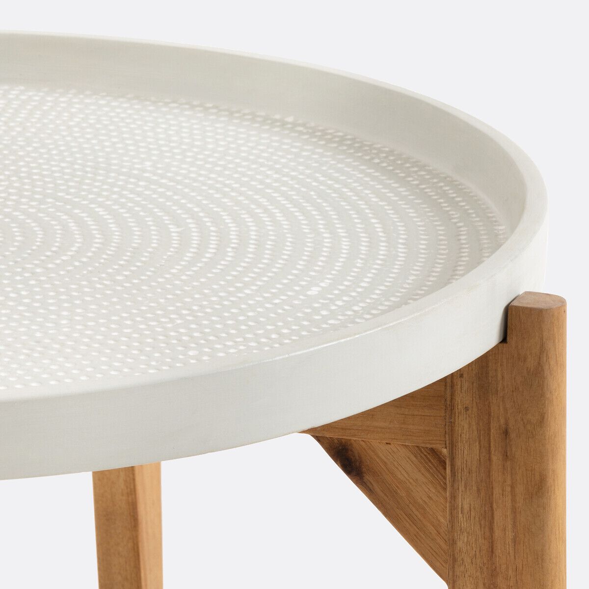 MEDAN — Low coffee table