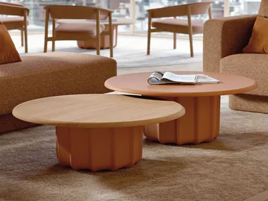 Low coffee table with central base SABREE FREZZA