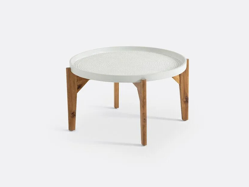 MEDAN — Low coffee table