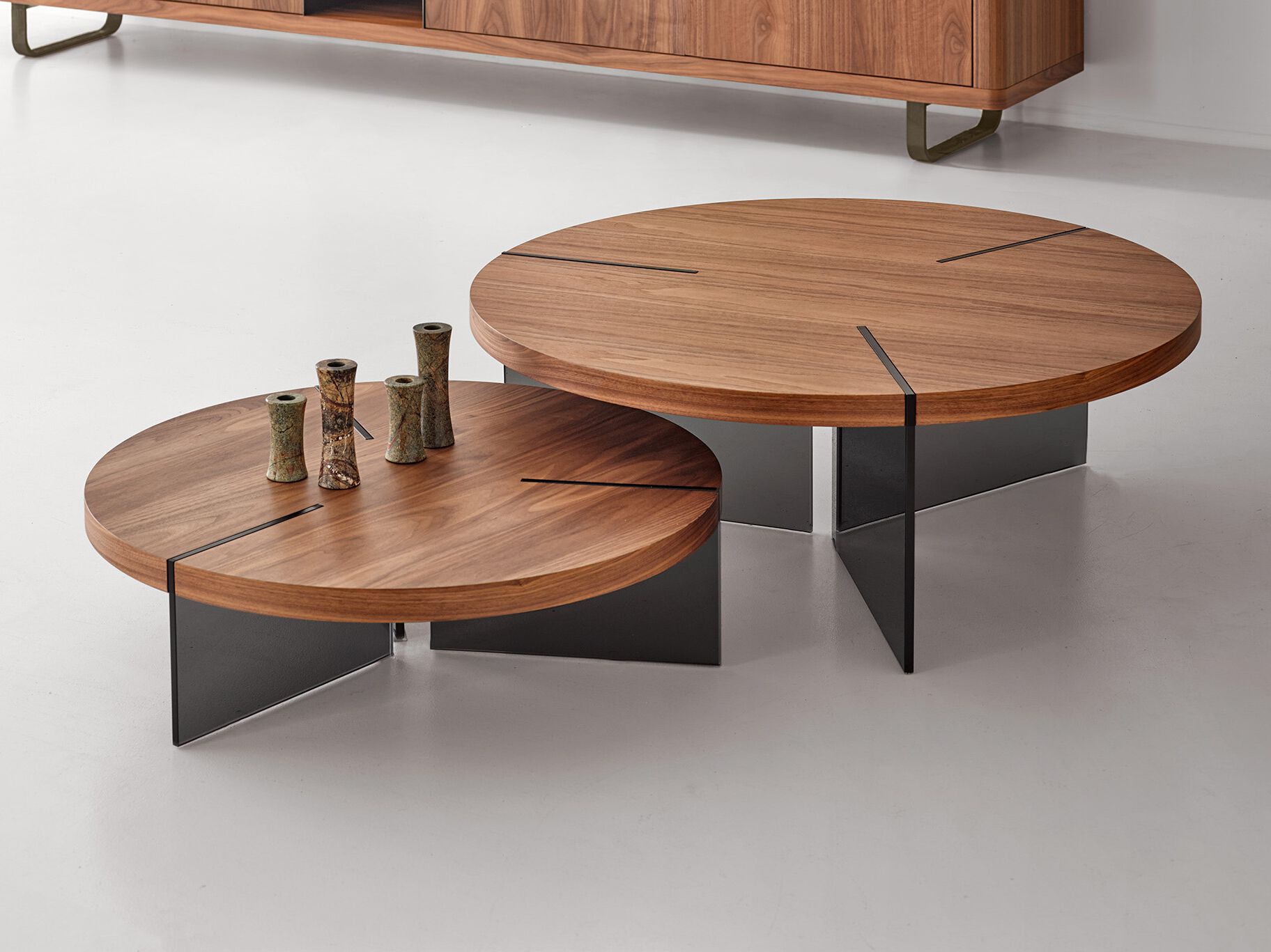 YORK — Round wooden central coffee table