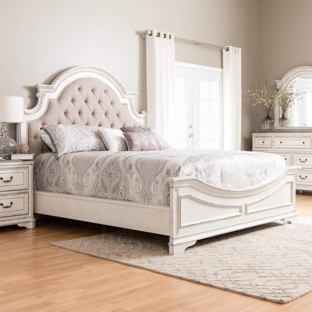 Красивая белая мебель