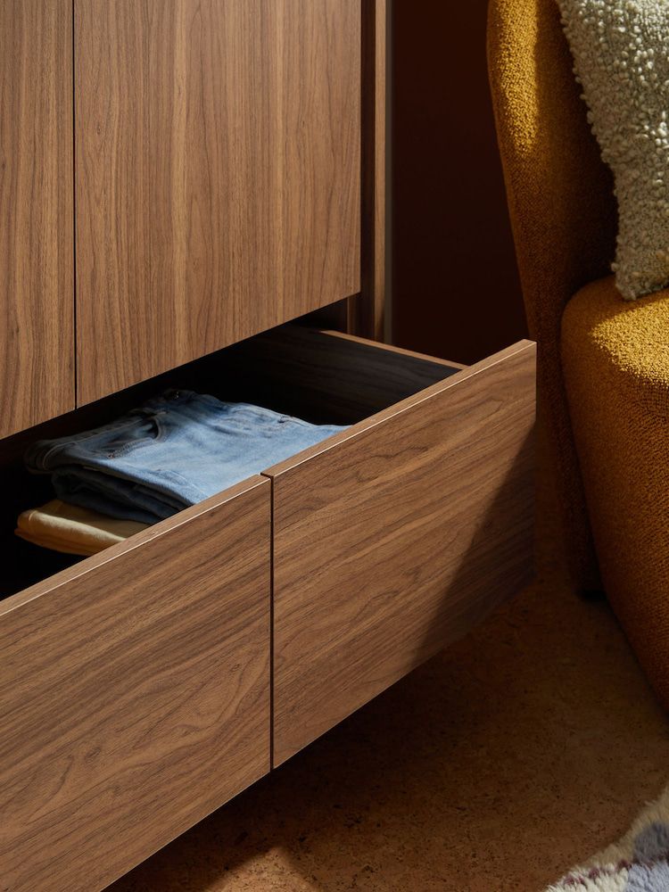 THE MODERN WARDROBE – MODEL A2034