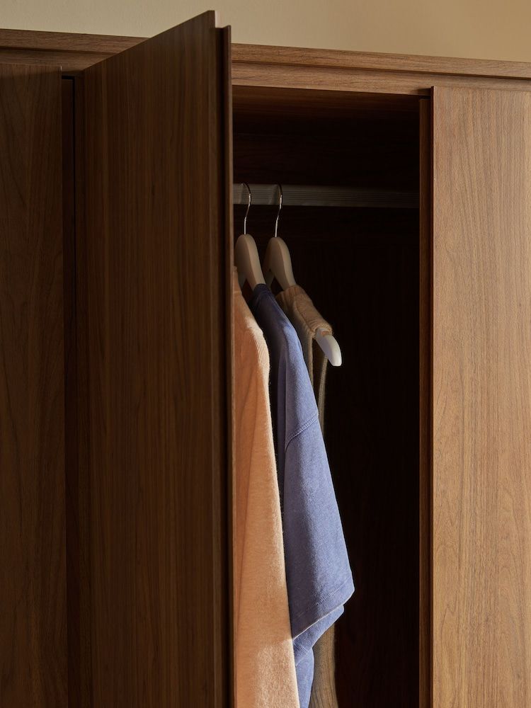 THE MODERN WARDROBE – MODEL A2034